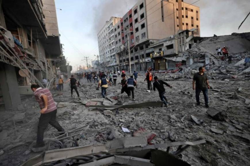 En Gaza, ya son 83 los palestinos fallecidos en los ataques israelíes desde el lunes, entre ellos 17 niños, y se contabilizan 487 personas heridas, informó el jueves el ministerio de Salud de la Franja.