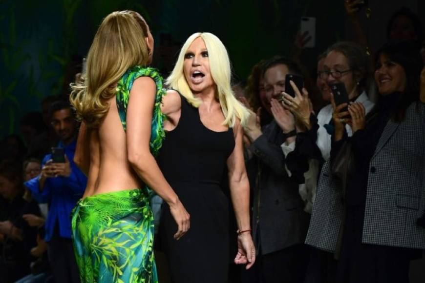 La actriz y cantante con la diseñadora de modas Donatella Versace.