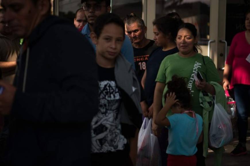 En tanto, decenas de migrantes fueron liberados este jueves de un centro de detención en McAllen por la saturación ante la masiva llegada de indocumentados a la frontera.