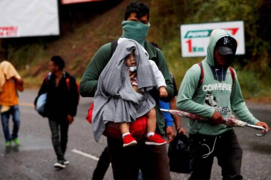 Cientos de hondureños avanzan este miércoles hacia Ciudad de Guatemala en una nueva caravana de migrantes que se dirige a Estados Unidos, donde el presidente Donald Trump volvió exige la construcción de un muro para bloquear la entrada a los indocumentados.