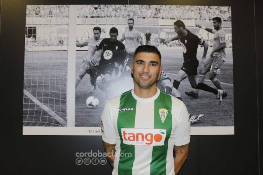 José Antonio Reyes, que estaba sin equipo, oficializó hoy su fichaje por el Córdoba de Segunda División. El experimentado delantero español, ex del Real Madrid y diversos clubes, llega para reemplazar al hispano hondureño Jona Mejía que fichó por el Cádiz.