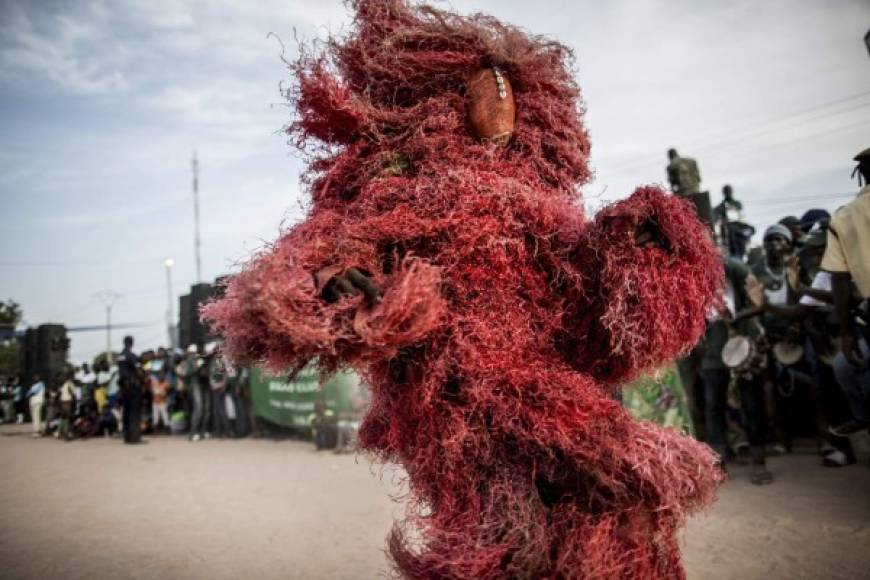Un hombre baila durante el ritual de circuncisión en Gambia.