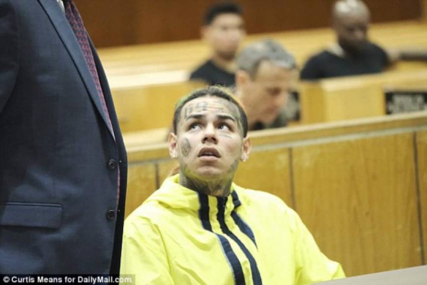 En octubre de 2015, Tekashi se declaró culpable de un cargo por abuso sexual a menores. <br/><br/>Los cargos se presentaron después de otro incidente en febrero de 2015 donde tuvo contacto sexual con la menor de 13 años y más tarde distribuyó videos del incidente en línea.<br/><br/>Por mala conducta sexual, Hernández fue condenado a la cárcel de varios meses como menor de edad. En ese tiempo se le acusó también por asalto y venta de heroína.<br/><br/>Unos años después de su condena en la cárcel, se le aplicó cuatro años de libertad condicional.<br/>