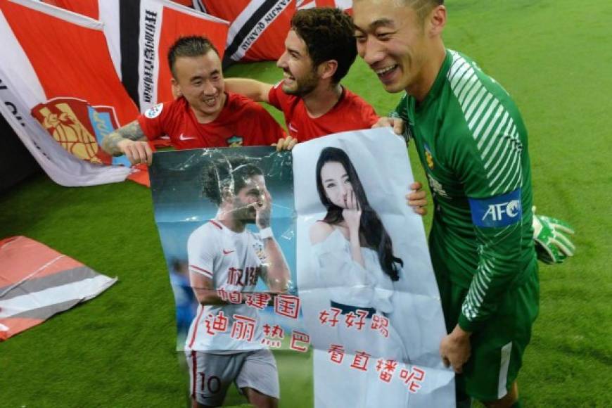 Pato y sus compañeros mostraron un póster con dos fotografías, una del brasileño y otra de Dilmurat, mientras los hinchas celebraban el triunfo 4-2 sobre el Jeonbuk Motors, de Corea del Sur. En el póster, cuya autoría no está clara, se pedía a Pato que jugara bien porque 'Dilraba está viendo en directo el partido'.