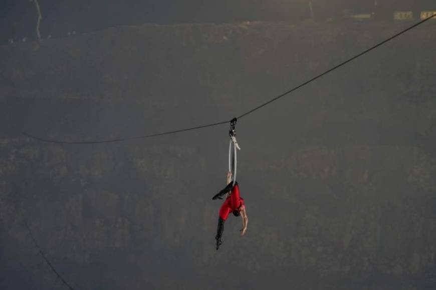 'Lo que tiene que hacer uno para ver un volcán', bromeó Wallenda en la caminata, sin perder la calma.