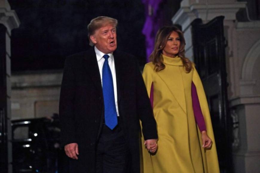 Melania combinó su llamativo abrigo con un vestido fucsia y stilettos del mismo color de Christian Louboutin.