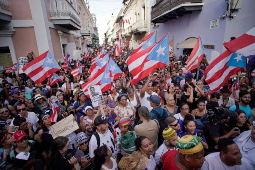 Los puertorriqueños se unieron a una marcha que estaba convocada desde ayer con la intención de exigir la renuncia del gobernador que anunció anoche su dimisión acorralado por las masivas protestas en su contra.