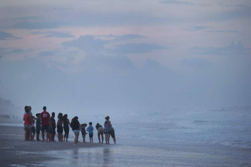 INDIALANTIC, FLORIDA - SEPTEMBER 01: Visitors enjoy a final evening at the beach before a mandatory evacuation order goes into effect in the morning as Hurricane Dorian continues to make its way toward the Florida coast on September 1, 2019 in Indialantic, Florida. Dorian, once expected to make landfall near Indialantic as a category 4 storm, is currently predicted to turn north and stay off the Florida coast, lessening the impact on the area. Dorian strengthened to a 'catastrophic' Category 5 storm today, packing winds of 175 mph and bearing down on the northern Bahamas before an expected turn to the north along the eastern seaboard of the United States, according to weather forecasts. Scott Olson/Getty Images/AFP<br/><br/>== FOR NEWSPAPERS, INTERNET, TELCOS & TELEVISION USE ONLY ==<br/><br/>