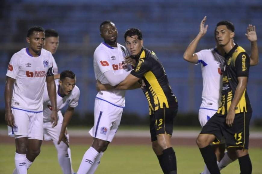 Así abrazaba Ángel Tejeda a Yustin Arboleda en un córner del Olimpia.