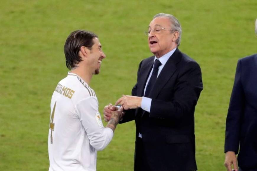 Florentino Pérez felicitó a Sergio Ramos al momento de la entrega de las medallas de campeones de la Supercopa de España.
