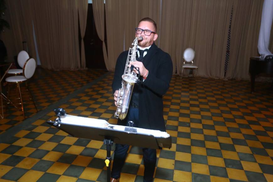El saxofonista Jonathan Reyes deleitó a los invitados con sus covers de grandes éxitos musicales del ayer. 