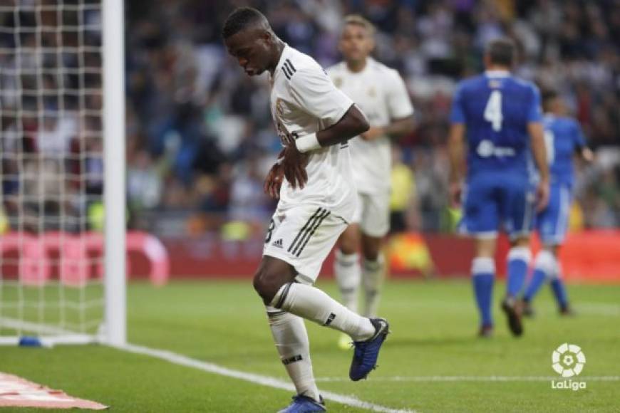 Vinicius se puso a bailar tras su gol contra el Melilla. El brasileño lo celebró con los aficionados del Fondo Sur con un baile que llamó la atención de los hinchas madridistas. 'Estaba muy contento con el gol, en Brasil somos así. Nadie me ha dicho nada. Casemiro me había dicho que si marcaba me pagaba algo, así que he ganado', manifestó el brasileño en zona mixta.