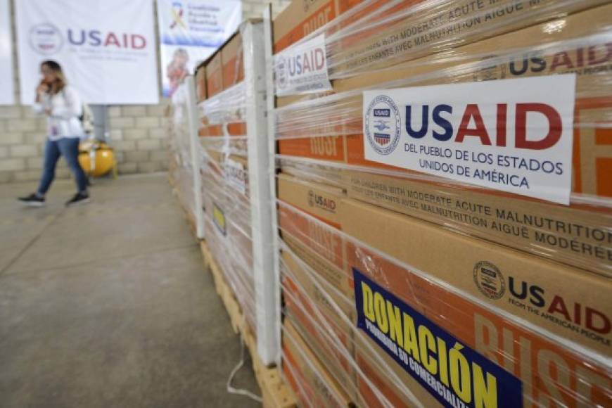 Los cargamentos de medicinas y alimentos llevados en aviones militares de Estados Unidos están almacenados en la ciudad colombiana de Cúcuta, cerca del puente limítrofe de Tienditas, bloqueado por militares venezolanos con camiones y otros obstáculos.