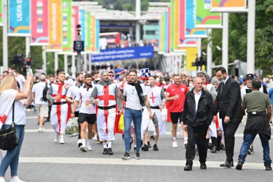 El ambiente, festivo hasta este domingo por la tarde en torno al estadio de Wembley donde se disputa la final de la Eurocopa entre Italia e Inglaterra, comenzó a tornarse tenso a unos horas del inicio, con lanzamiento de objetos, constató un periodista de AFP.