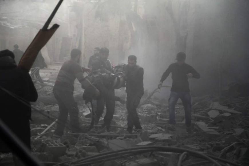 Los bombardeos de esta semana costaron la vida al menos a 300 civiles, incluyendo decenas niños, e hirieron a unos 350, según el OSDH.