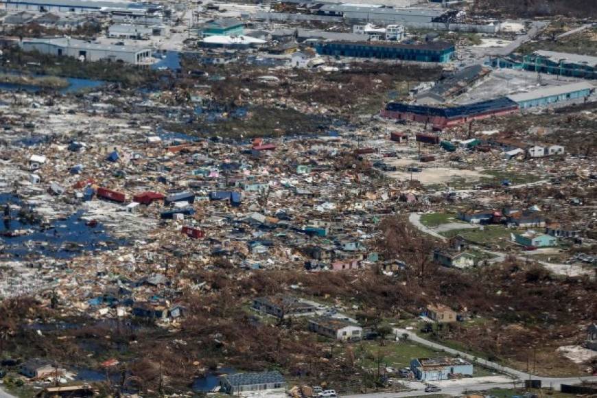 Tres días después del azote del monstruoso huracán Dorian, las escenas apocalípticas del pueblo de Marsh Harbour en las Bahamas han conmocionado a la Comunidad Internacional que se ha volcado a ayudar a la reconstrucción del archipiélago devastado por el potente ciclón.