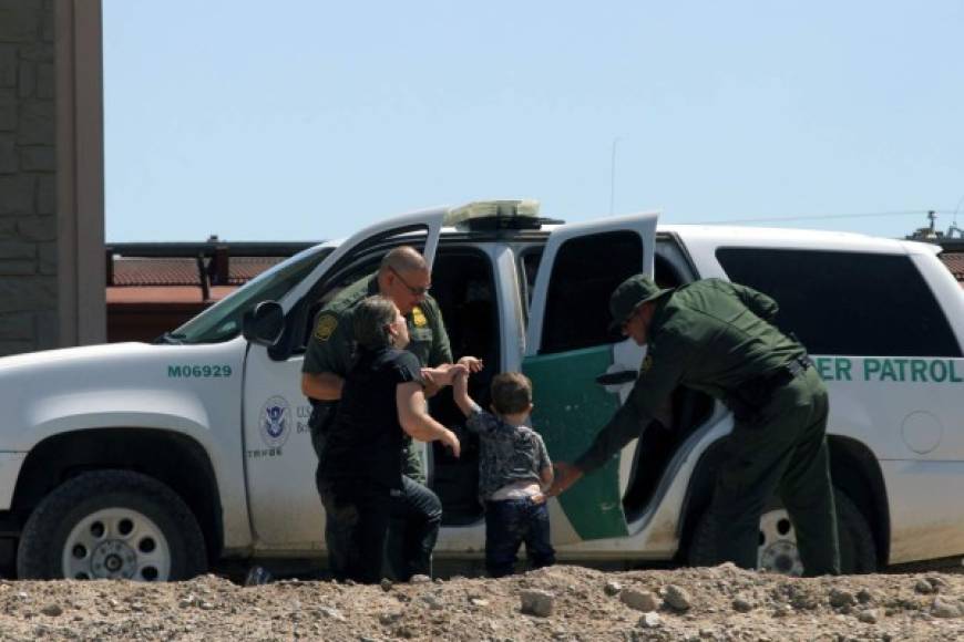 La Patrulla Fronteriza procesa a los inmigrantes y los envía a un centro de detención antes de liberarlos con una cita en una corte migratoria.