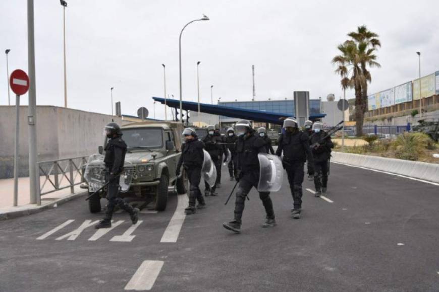 La multitud que se había congregado cerca del puesto fronterizo fue dispersada y las personas regresaban al centro de la ciudad de Fnideq (Castillejos). Las fuerzas de seguridad marroquíes se desplegaron también tierra adentro para bloquear a los posibles migrantes.