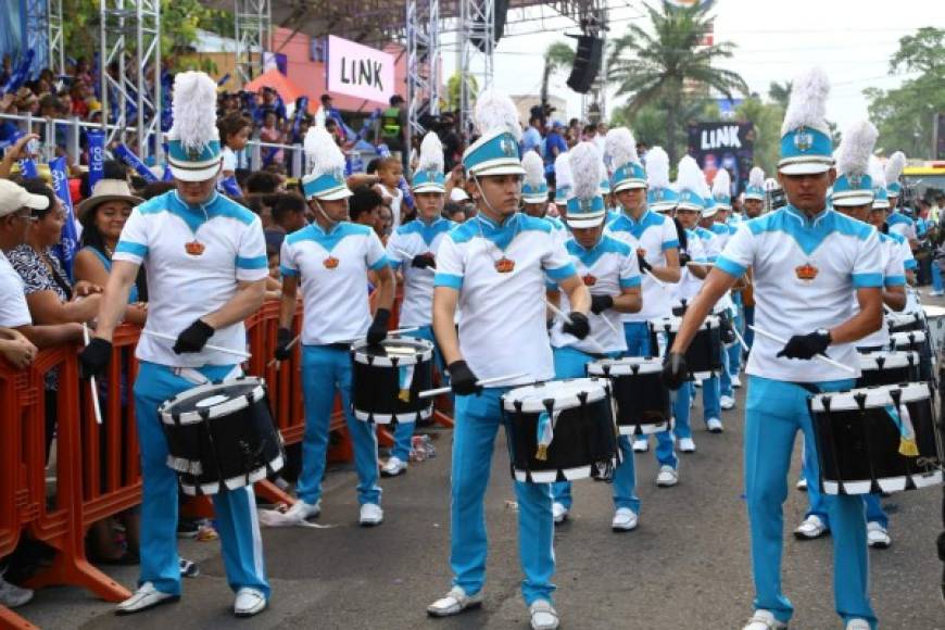 El desfile de carrozas de la Feria Juniana inició con la banda del José Trinidad Reyes. Foto Franklin Muñoz