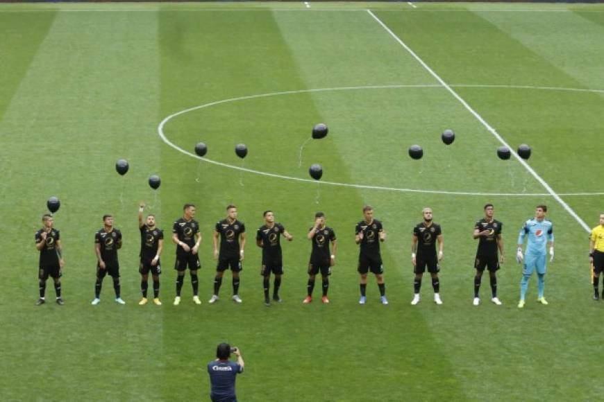 Los jugadores del Motagua lanzaron globos al cielo de Nueva Jersey en homenaje a Carlos Centeno, utilero por muchos años del Ciclón Azul y que después paso a ser gerente de campo, y que falleció el sábado a causa del COVID-19.