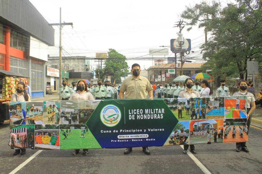 El colegio Liceo Militar de Honduras formó parte del desfile con su séquito estudiantil.