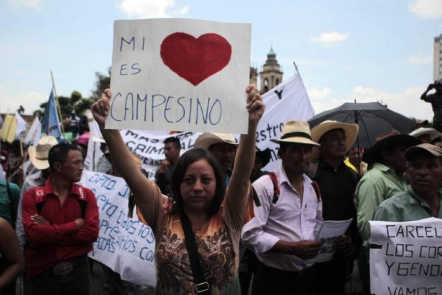Los manifestantes exigen además la renuncia del recién nombrado vicepresidente Alejandro Maldonado, por su participación en la anulación de una condena a 80 años por genocidio contra el exdicatador Efraín Ríos Montt.