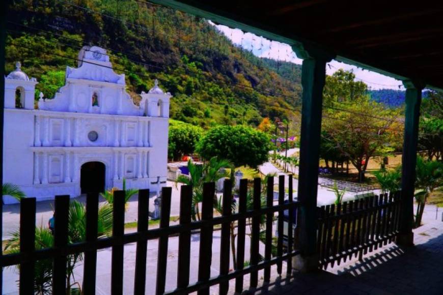 La Campa - Lempira<br/><br/>La Campa es un pueblo mágico de Lempira, ubicado a unos 20 kilómetros de Gracias, sus atractivos turísticos encantan. Nació en 1921, luego de ser por varios siglos un pueblo minero llamado Tecauxinasy.<br/><br/>Este pequeño municipio lo tiene todo, naturaleza, ríos y el canopy más extenso de Centroamérica.