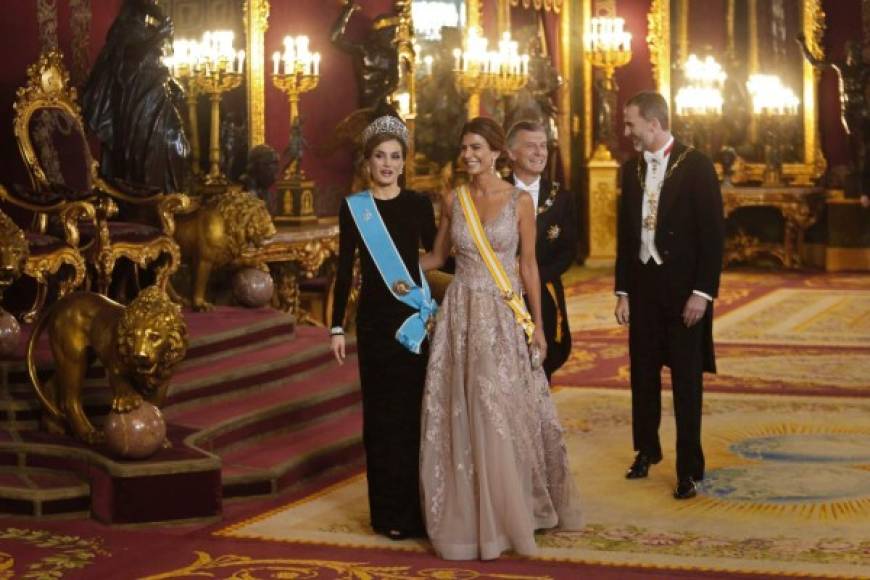 Los reyes españoles ofrecieron una cena de gala en honor a la pareja presidencial de Argentinal en el Palacio Real de Madrid.