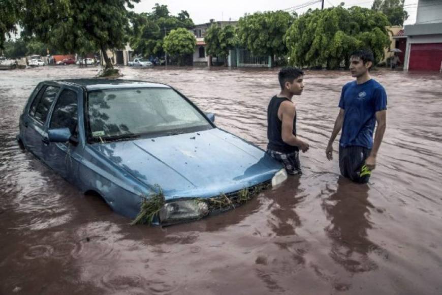El gobernador de Sinaloa, Quirino Ordaz Coppel, confirmó que al menos son 3,000 personas las que se resguardan de las inundaciones en los albergues que fueron establecidos en universidades y centros deportivos.