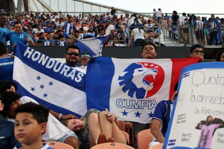 Además de Honduras, también se observan banderas de otros equipos catrachos como la del Olilmpia.
