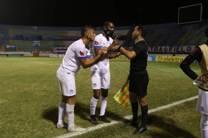 Johnny Leverón y Jerry Bengtson tratando de explicarle al árbitro algo sobre el gol anulado.