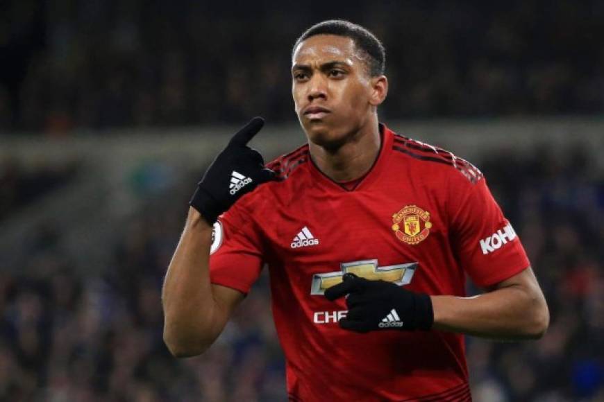 Anthony Martial podría recalar en la Juventus. El delantero francés es un viejo deseo del campeón de Italia y parece que no entra en los planes del técnico Ole Gunnar Solskjaer. Los de Turín podrían dar salida a Mario Mandzukic, que maneja interesantes ofertas del fútbol asiático y creen que Martial sería el relevo ideal. Joao Cancelo, Alex Sandro o Douglas Costa podrían entrar en la operación.