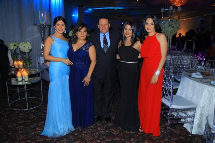 Gabriela, Elvia, Carlos, Daniela y Elena Alvarado.