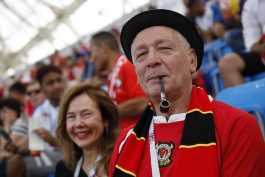 Un aficionado belga llegó con su pipa al estadio de Sochi.