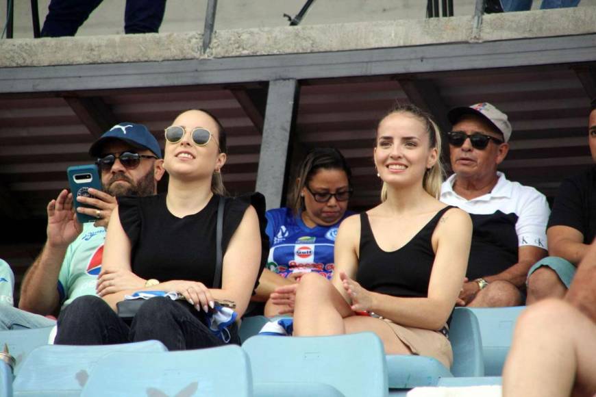 Estas dos bellezas disfrutaron del partido entre Victoria y Motagua en el estadio Ceibeño.