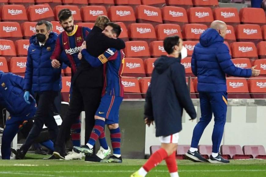El fuerte abrazo de Messi con el entrenador holandés Ronald Koeman tras el juego.