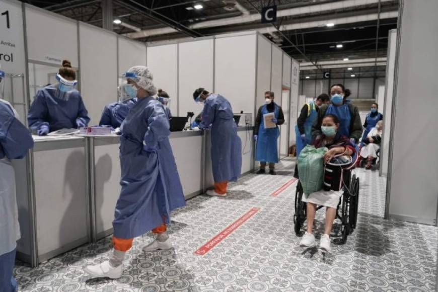 En tanto, los hospitales improvisados en Madrid, epicentro de la pandemia en España, siguen recibiendo a cientos de infectados por el letal virus.