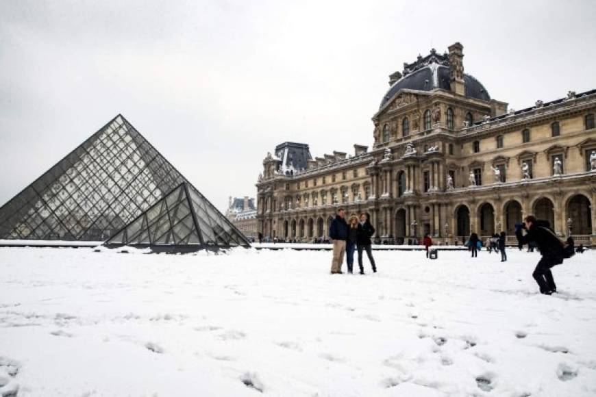 Las pirámides del Museo Louvre en París se cubrieron de nieve en una de las mayores nevadas en la ciudad del amor en las últimas décadas.