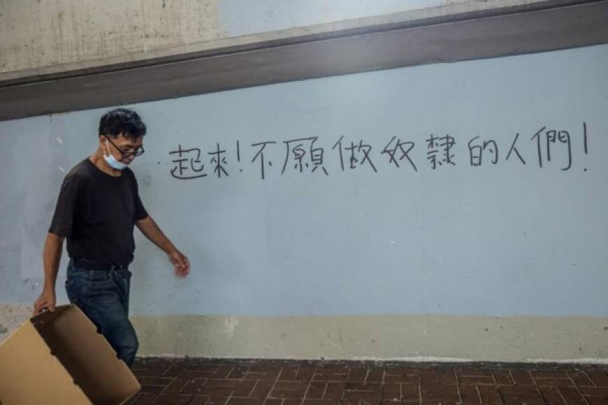 China: Wuhan, cuna de la epidemia, fue desconfinada a partir de principios de abril, pero el ayuntamiento volvió a imponer inmediatamente un confinamiento a 70 barrios residenciales de los 7.000 que componen la ciudad.