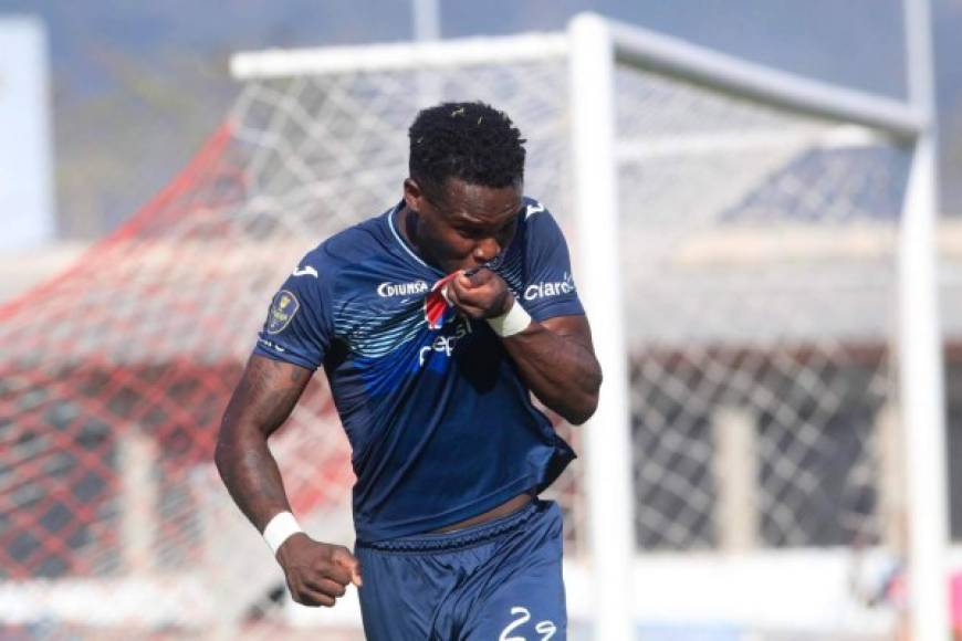 Rubilio Castillo se besó el escudo del Motagua tras su gol.