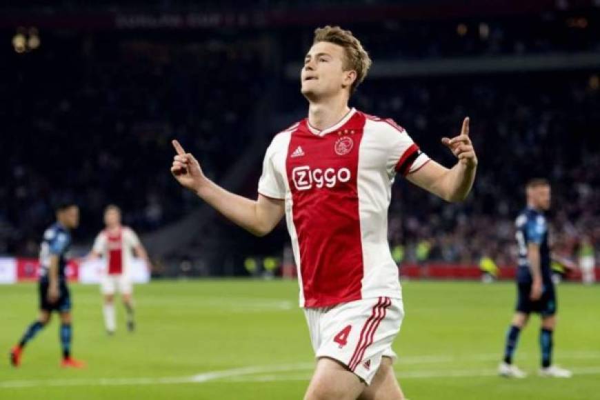 Matthijs de Ligt: El defensor holandés de 19 años de edad es uno de los jugadores que desea fichar el Barcelona. Aunque al zaguero lo quieren en Inglaterra e Italia.