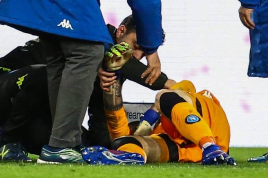 Ospina se golpeó en la cabeza con la pierna del atacante del Udinese.