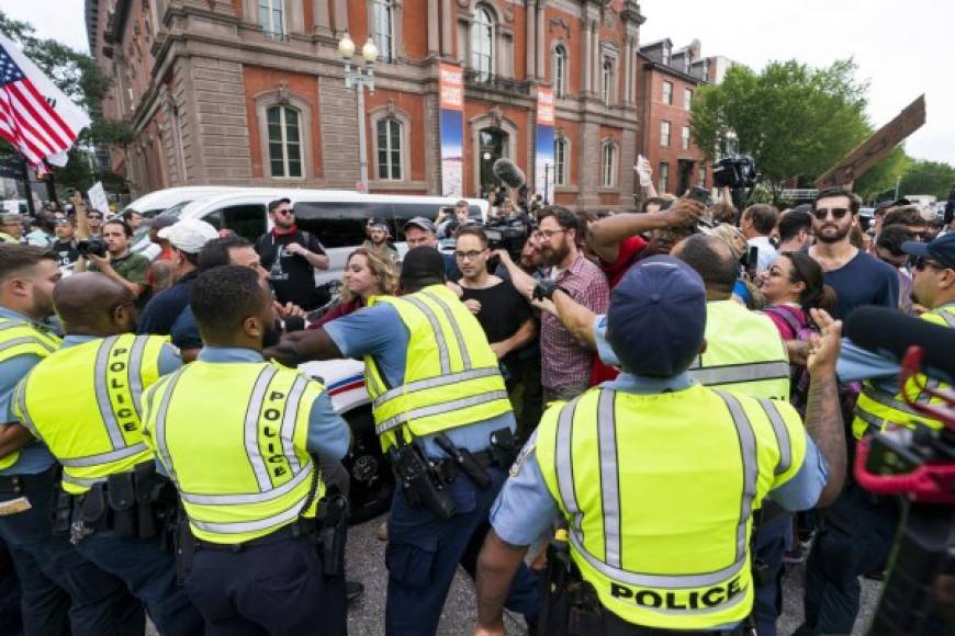 Un enorme dispositivo policíaco se desplegó en el lugar, con varias calles cerradas a la circulación vehicular, para impedir disturbios entre manifestantes y contrarios.