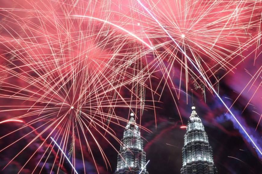 Los fuegos artificiales estallan alrededor de las torres Petronas en Kuala Lumpur, capital de Malasia.