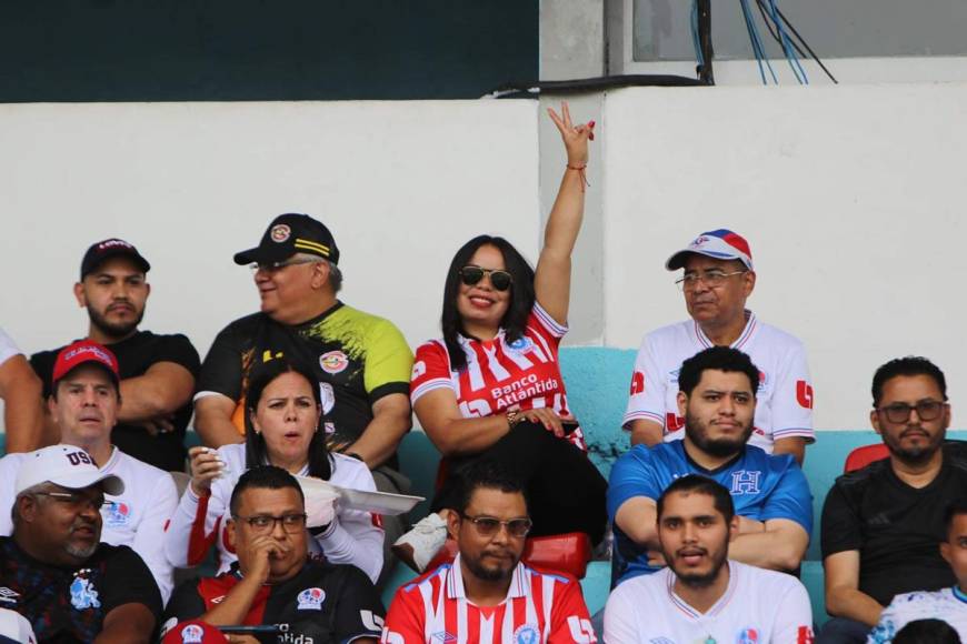 Un gran ambiente se vivió en el estadio Nacional Chelato Uclés con el partido Olimpia-Génesis.