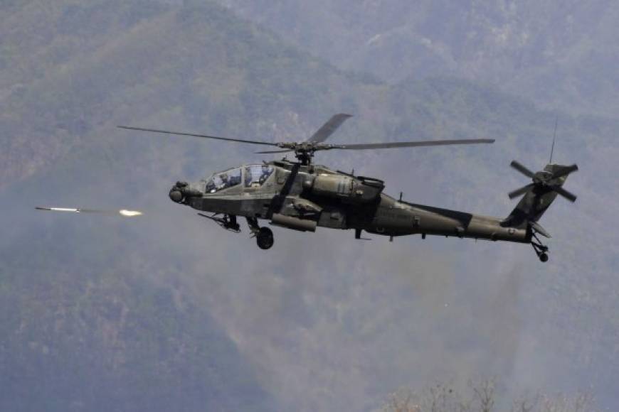 Unos 30 helicópteros (como los Apache AH-64E surcoreanos) participaron en estos ejercicios que simulan una respuesta relámpago a un ataque norcoreano sobre puestos de guardia surcoreanos.