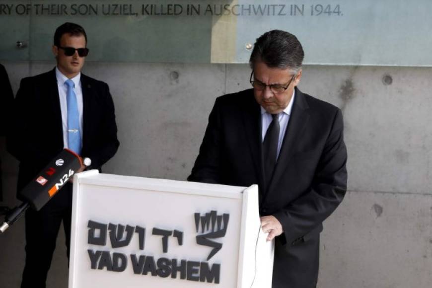 El ministro alemán de exteriores, Sigmar Gabriel firma el libro de visitantes en el Centro Yad Vashem. Al régimen de la Alemania nazi se le atribuyen las muertes de más de seis millones de judios.