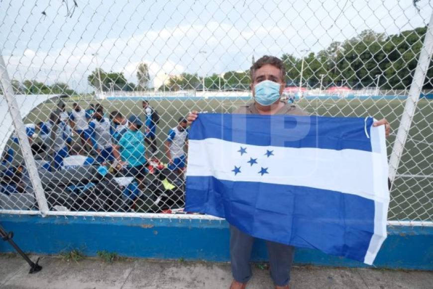 La H nunca jugará sola y en El Salvador algunos hondureños han estado pendiente de la Bicolor para brindarle el apoyo respectivo.