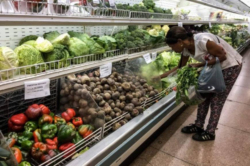 En algunos supermercados, los venezolanos pueden encontrar vegetales y frutas, productos que no fueron afectados por las medidas de Maduro.