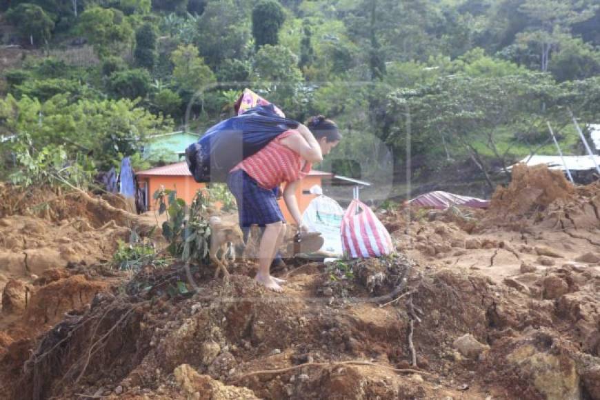 Al acercarse a la zona del derrumbe se observa una inmensa montaña de tierra removida y al llegar se ve la destrucción de las casas de los aldeanos de La Reina.